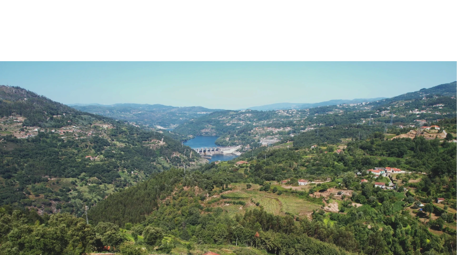 Vista aérea da quinta Biogoods e do vale do Douro