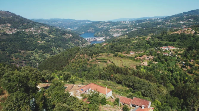 Vista aérea da quinta Biogoods e do vale do Douro